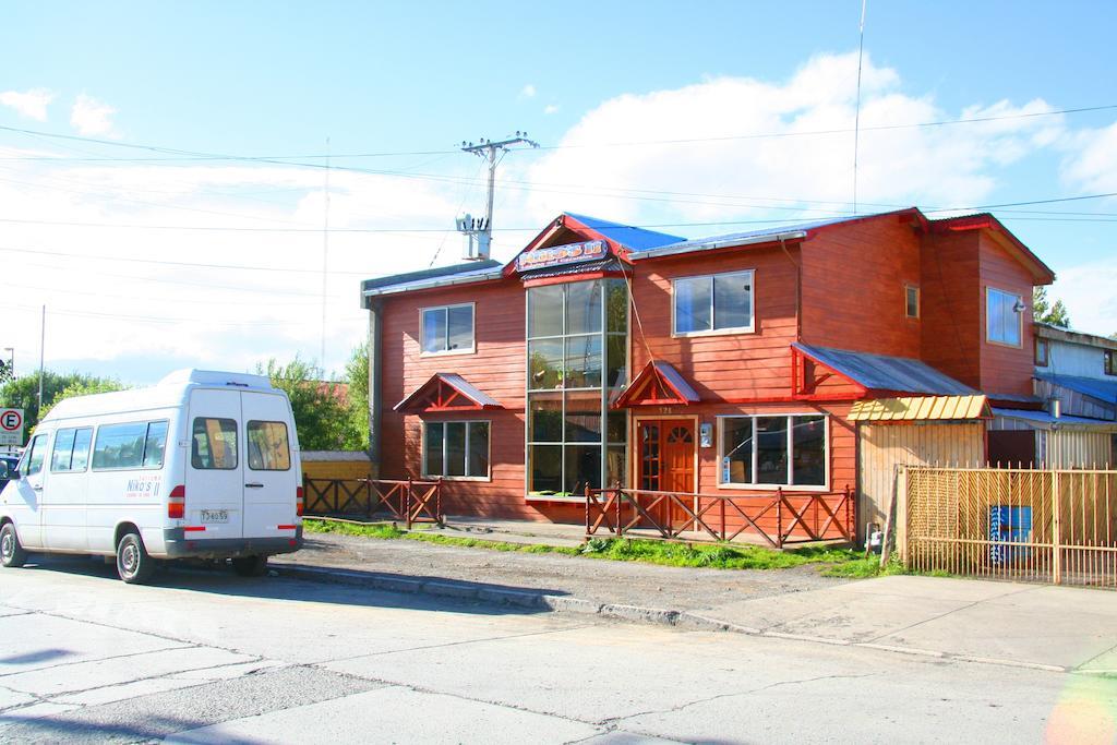 Nikos II Adventure Hostel Puerto Natales Ruang foto